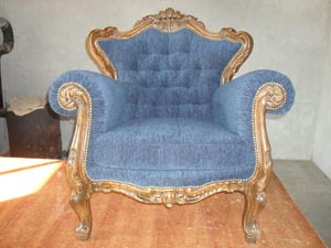 plava fotelja